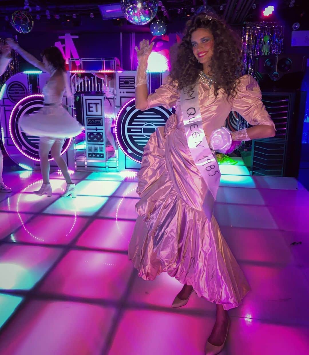 サラ・サンパイオさんのインスタグラム写真 - (サラ・サンパイオInstagram)「I realized I never showed you guys my prom photos.... here’s one 😂 #promqueen1985 #halloween」10月26日 12時50分 - sarasampaio