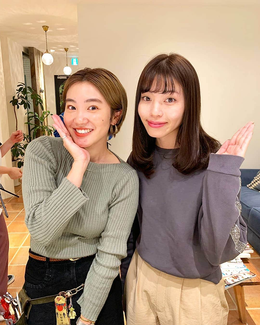 元美容部員 和田さん。さんのインスタグラム写真 - (元美容部員 和田さん。Instagram)「今回はただの和田さん。です。﻿ 毎日元美容部員ではないので、これから﻿ 少しずつですが、﻿ offの本当の自分も見せていきたいとおもいます。 ﻿ ﻿ ﻿ ﻿ この前大好きなLONESS表参道で﻿ 愛くるしい倫子に﻿ hairをお任せして参りました。✂️﻿ @rinkomamama @loness0301 ﻿ 基本お仕事の時は決まった髪型をすることが多く﻿ もっともっと、﻿ offの自分を楽しみたくて前髪を短くしました☺️﻿ ﻿ 気が付いたら﻿ 自分はこうと決めつけていること、﻿ たくさん、あったなぁ。﻿ ﻿ 決まったとこから抜け出すことほど、﻿ 怖いものってこの世にない🤔﻿ ﻿ 本当の自分を出すこと、こわいよね。﻿ 型に嵌め込みたくなることもあるよね。 ﻿ でももっと自由に、楽しもうって﻿ 思えるきっかけをくれた倫子✂️💇‍♀️﻿ 私にとっては髪型を変えるのもなんだか﻿ 勇気の必要なことだったのです。﻿ ﻿ ﻿ ヘアもネイルもメイクも、自信がなくなったとき﻿ 今の自分がわからなくなったとき、﻿ 背中を押してくれる本当に素敵なきっかけ。﻿ 少しずつ、成長していこう☺️﻿ ﻿ ありがとう、倫子。✋﻿ ﻿ #loness  #ローネス表参道」10月26日 12時52分 - wada.akane