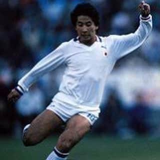 植田朝日のインスタグラム：「‪🇯🇵🇯🇵‬﻿ ﻿ ‪いくつになっても10/26なると小学生の時に見た木村和司さんのFKを思い出す。‬﻿ ﻿ ‪ワールドカップが夢だった時代、85年勝てばワールドカップ、87年引き分ければオリンピックだったのに逃したのは、どっちも10/26。。。‬﻿ ﻿ ‪日本サッカー界にとって特別な日だったんだよな〜。‬﻿ ﻿ ‪https://youtu.be/P3l8vCaf29M‬」