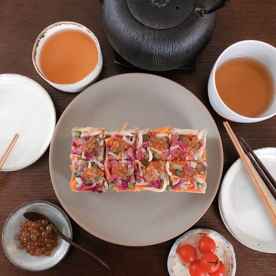原田沙奈子さんのインスタグラム写真 - (原田沙奈子Instagram)「押し寿司ブランチ。 お野菜いっぱいの栄養満点の押し寿司作ったー。 作る工程は写真でどーぞです🤲 ✔️酢めしに胡麻とシラス混ぜたものを半分入れてから ✔️揚げ玉（天かす）に麺つゆ少しかけたものと青海苔を敷いて ✔️下段の酢めしにコーン足したご飯で挟んでベース完成 ✔️味付けした（胡麻油と塩で炒めたり、ポン酢使ったり）人参/しめじ/紫キャベツ/えんどう豆を乗せたらグイッと押して、あとは飾りにイクラを乗せただけ ※大人バージョンは食用菊を散りばめるとそれっぽい 押し寿司は具材を野菜多めに作るのが好き。 旦那さんが今まで作った押し寿司でコレが1番美味しいって言ってた。 （揚げ玉に麺つゆが効いてるっぽい） そして意外とアマネが押し寿司好きってゆーのが、驚きだけど嬉しい♡ #おうちごはん#ブランチ#押し寿司#サナコ_お料理」10月26日 12時59分 - sanakoharada