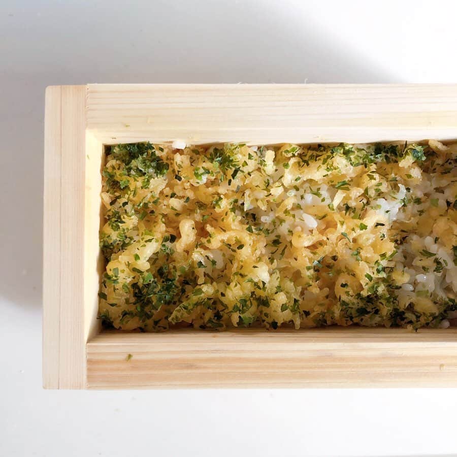 原田沙奈子さんのインスタグラム写真 - (原田沙奈子Instagram)「押し寿司ブランチ。 お野菜いっぱいの栄養満点の押し寿司作ったー。 作る工程は写真でどーぞです🤲 ✔️酢めしに胡麻とシラス混ぜたものを半分入れてから ✔️揚げ玉（天かす）に麺つゆ少しかけたものと青海苔を敷いて ✔️下段の酢めしにコーン足したご飯で挟んでベース完成 ✔️味付けした（胡麻油と塩で炒めたり、ポン酢使ったり）人参/しめじ/紫キャベツ/えんどう豆を乗せたらグイッと押して、あとは飾りにイクラを乗せただけ ※大人バージョンは食用菊を散りばめるとそれっぽい 押し寿司は具材を野菜多めに作るのが好き。 旦那さんが今まで作った押し寿司でコレが1番美味しいって言ってた。 （揚げ玉に麺つゆが効いてるっぽい） そして意外とアマネが押し寿司好きってゆーのが、驚きだけど嬉しい♡ #おうちごはん#ブランチ#押し寿司#サナコ_お料理」10月26日 12時59分 - sanakoharada