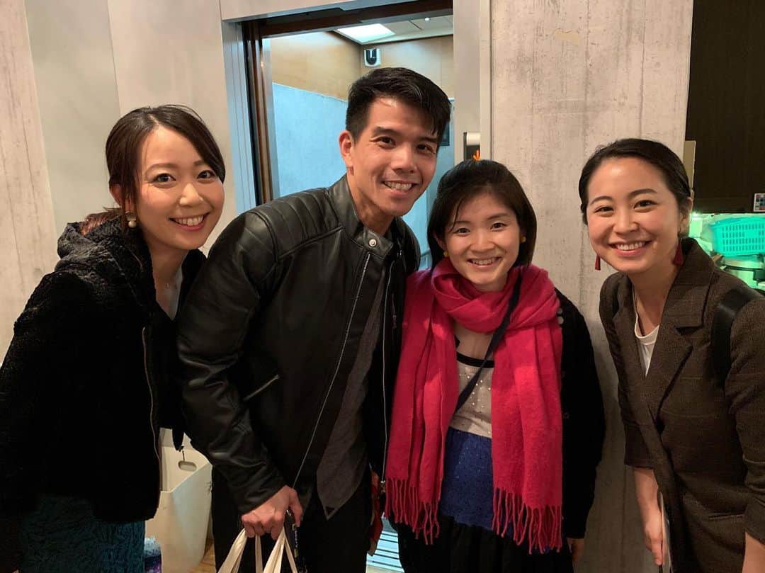 須黒清華のインスタグラム：「昨日はTelly Leung @tellyleung のマスタークラスライブへ🎶 Tellyはブロードウェイでアラジンも演じた人気俳優さん🧞‍♂️✨ 最高の歌声はもちろん✨とっても気さくで明るい人柄も魅力なんです😍 . オーディションで選ばれた5名の歌手が、Tellyのレッスンで変わっていく様子をお客さんも楽しめるというワークショップ。 . 誰に向かって歌っているの⁇ 歯医者の後みたいに、口元を緩めて歌ってみて！ などなど、たったワンポイントの指導で驚くほど変わっていく様子は、見ているだけでゾクゾクするほどでしたっ‼︎ . 特定の誰かを思い浮かべて歌えば、声はもっと自由になる✨ . このアドバイスを胸に、私も本番まで頑張りますー🎶 あー素敵な夜だった✨✨ #tellyleung #マスタークラスライブ #musical #song #lesson #ミュージカル好きな人と繋がりたい #ミュージカル好き」
