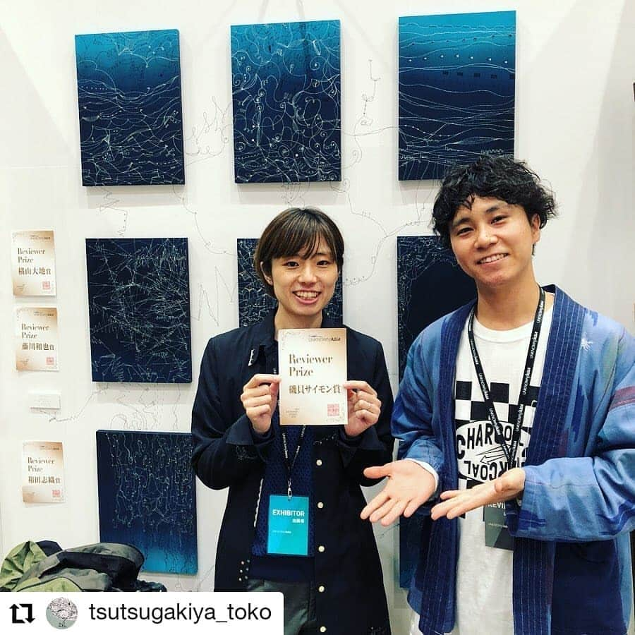 磯貝サイモンさんのインスタグラム写真 - (磯貝サイモンInstagram)「昨日の「UNKNOWN ASIA 2019」、5時間かけて300組のアーティストの皆さんの作品を拝見させていただきました。どれも良すぎて迷うに迷った結果…僭越ながら磯貝サイモン賞に選出させていただきました、"あおきさとこ"さんです！神秘的な青をベースに細い線で描かれていて、9つの感情を表したという9枚の絵に惹かれました。いつか何かでコラボ出来たら嬉しいです！それにしても5時間の疲労で僕の顔がげっそりしてますね(笑) イベントは今日明日も開催です！そして僕はもう福岡に来てます。これから「YAMAHA ACOUSTIC MIND」ツアー福岡公演！ #unknownasia #あおきさとこ #磯貝サイモン 賞」10月26日 13時26分 - simon_isogai