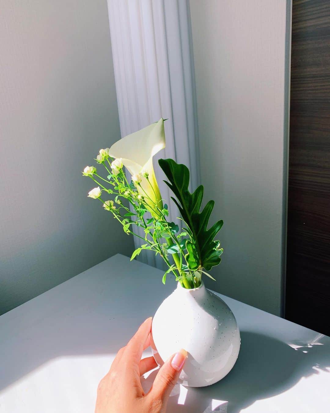 わちみなみのインスタグラム：「IKEAであたらしく花瓶を！ 小さめのお花を買ってみた☺️ 今日はコンサートに👏✨✨ #わちと花  #お花 #花のある暮らし 久々👏🎃」