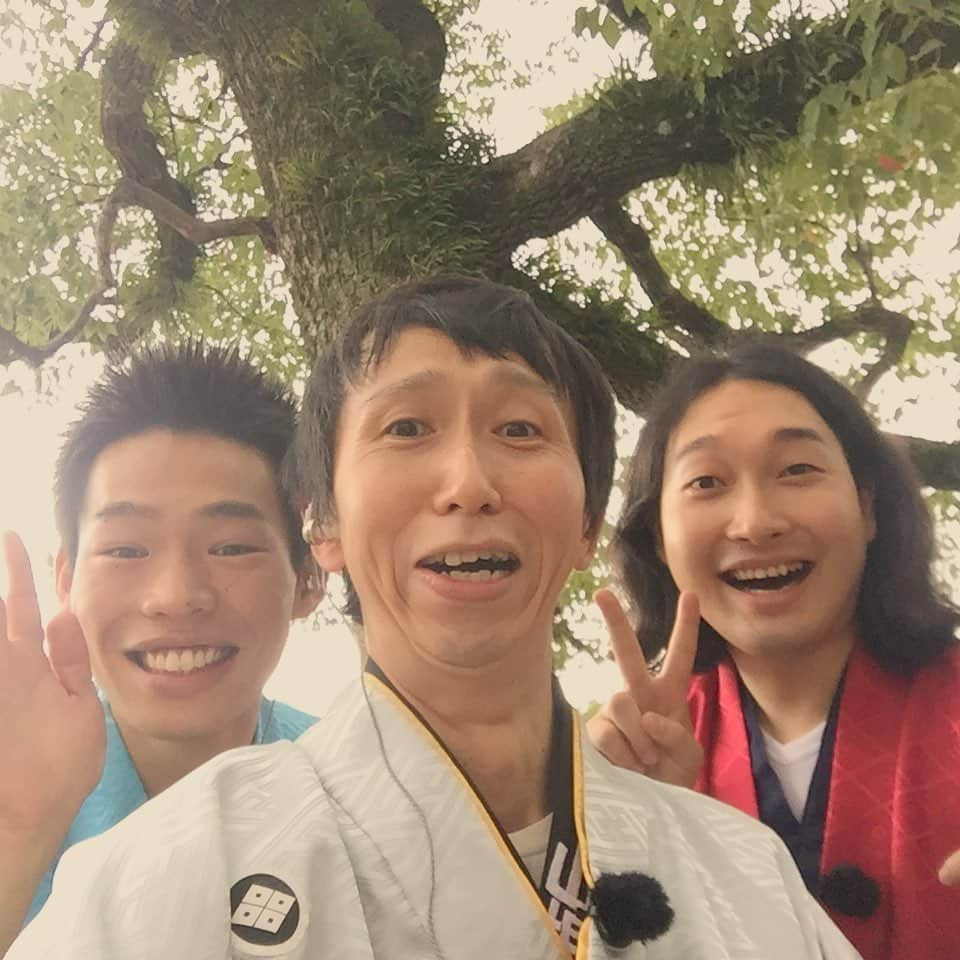 山根良顕さんのインスタグラム写真 - (山根良顕Instagram)「広島と岡山の後輩を連れて生中継！ 穏やかな二人！ #かが屋 #元就 #フードフェスティバル #自撮り で顎が全然無い！」10月26日 13時34分 - ungirls_yamane