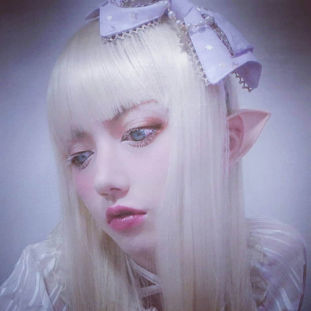 小原尚子のインスタグラム：「前の感じにメイクを寄せて 服装をロリっぽくして… コタツに入った(ぇ 我に返って何してんのって 思った｡こたつ暖かくて眠い そんなストーリー(妄想)です ただのアフォ｡(ง ˙o˙)ว ﾌｫｫｫ!! 化粧落として着替えて 仮眠します😴コタツ幸せ 自撮りは詐欺してナンボです｡ 誰だよこれ｡あ､元気です← #酷い顔してるだろ､生きてるんだぜ｡ #Trick or Treat お菓子ください好きですお菓子」