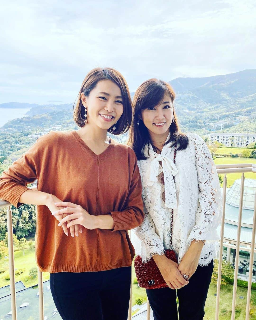 吉永愛さんのインスタグラム写真 - (吉永愛Instagram)「美香ちゃん @mika_saka と小田原へ女子旅に来たよ〜❤️ @hiltonodawara  ヒルトン小田原のお部屋からの景色は絶景✨ティータイムは ハロウィンデザートをビュッフェ🎃をいただきました😋テーブルには、クイズのお手紙が…答えは、デザートの中に🍰皆さんはどれかわかるかな〜そお、9枚目のデザートね❤️どれも可愛いくて、美味しくて...ペロリと食べちゃいました😋 スタッフ皆様、ありがとうございました😊 #ヒルトン小田原  #ハロウィンビュッフェ #デザートビュッフェ #スイーツ #ハロウィンスイーツ #小田原 #女子旅 #タビジョ #オーシャンビュー #旅 #海 #travelodawara #ママモデル #アラフォー」10月26日 19時22分 - a.i.yy