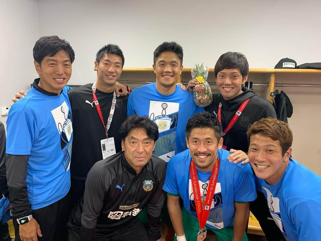 藤嶋栄介さんのインスタグラム写真 - (藤嶋栄介Instagram)「みんなの力！！ しょうた君スーパー！！ #ルヴァン杯 #優勝 #キーパーズ #最高 #菊池新吉 #鄭成龍  #金明豪 #安藤駿介 #馬渡洋樹 #藤嶋栄介 #新井章太  #mvp #ラッシャー #みんなで掴んだ優勝 #ラガーマン新井」10月26日 19時22分 - e.fujishima_official