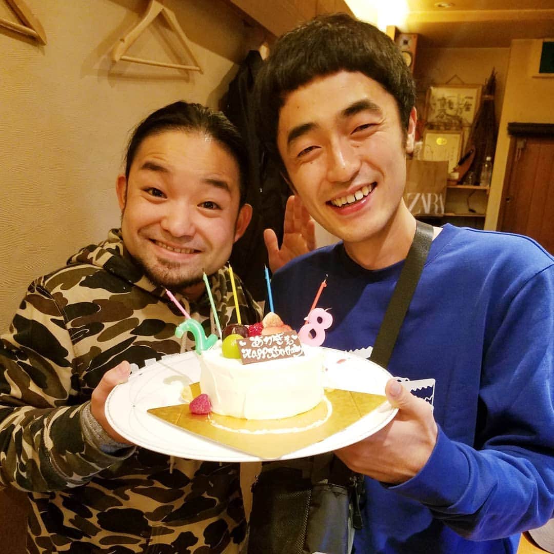 レイチェルさんのインスタグラム写真 - (レイチェルInstagram)「昨夜。  たくろう・赤木くんの誕生日祝いを、  ｷﾝﾆｸｷﾝｷﾞｮの富ちゃんと一緒にしましたよ！  プレゼントしたブルゾンも赤木くんに似合ってよかったですよ！  本人も気に入ってくれて、写真撮る度にモデル風になってましたよ！  てゆーかこの１ヶ月間、ちょいとしたキャバクラよりもバースデーを開催してる気がしますよ！笑  でもまぁ、誰かの特別な日を一緒に祝えて、その人の笑顔が見れただけでこっちも幸せな気持ちになれるから、こーゆー会は何回あってもいーですよね。  とぉ～か言っちゃってぇーーー！！！！！😁😁😁😁💨💨💨💨💨🎶🎶🎶🎶🎶✨✨✨✨✨」10月26日 19時27分 - reiyoshida1230