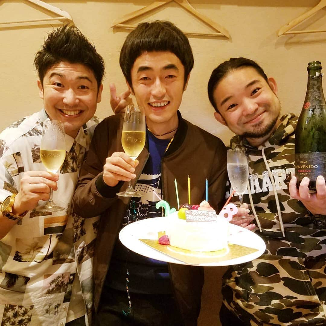 レイチェルさんのインスタグラム写真 - (レイチェルInstagram)「昨夜。  たくろう・赤木くんの誕生日祝いを、  ｷﾝﾆｸｷﾝｷﾞｮの富ちゃんと一緒にしましたよ！  プレゼントしたブルゾンも赤木くんに似合ってよかったですよ！  本人も気に入ってくれて、写真撮る度にモデル風になってましたよ！  てゆーかこの１ヶ月間、ちょいとしたキャバクラよりもバースデーを開催してる気がしますよ！笑  でもまぁ、誰かの特別な日を一緒に祝えて、その人の笑顔が見れただけでこっちも幸せな気持ちになれるから、こーゆー会は何回あってもいーですよね。  とぉ～か言っちゃってぇーーー！！！！！😁😁😁😁💨💨💨💨💨🎶🎶🎶🎶🎶✨✨✨✨✨」10月26日 19時27分 - reiyoshida1230