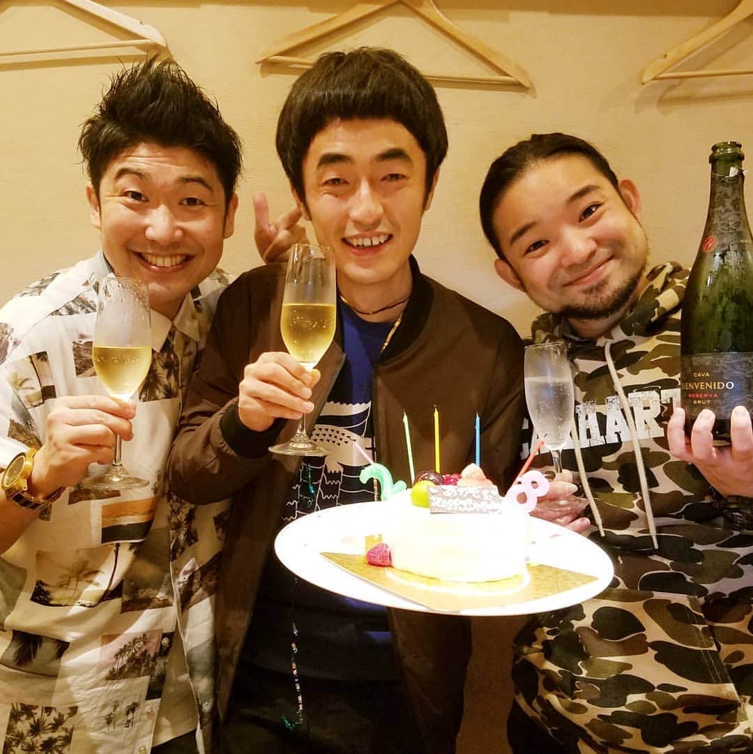 のインスタグラム：「昨夜。  たくろう・赤木くんの誕生日祝いを、  ｷﾝﾆｸｷﾝｷﾞｮの富ちゃんと一緒にしましたよ！  プレゼントしたブルゾンも赤木くんに似合ってよかったですよ！  本人も気に入ってくれて、写真撮る度にモデル風になってましたよ！  てゆーかこの１ヶ月間、ちょいとしたキャバクラよりもバースデーを開催してる気がしますよ！笑  でもまぁ、誰かの特別な日を一緒に祝えて、その人の笑顔が見れただけでこっちも幸せな気持ちになれるから、こーゆー会は何回あってもいーですよね。  とぉ～か言っちゃってぇーーー！！！！！😁😁😁😁💨💨💨💨💨🎶🎶🎶🎶🎶✨✨✨✨✨」