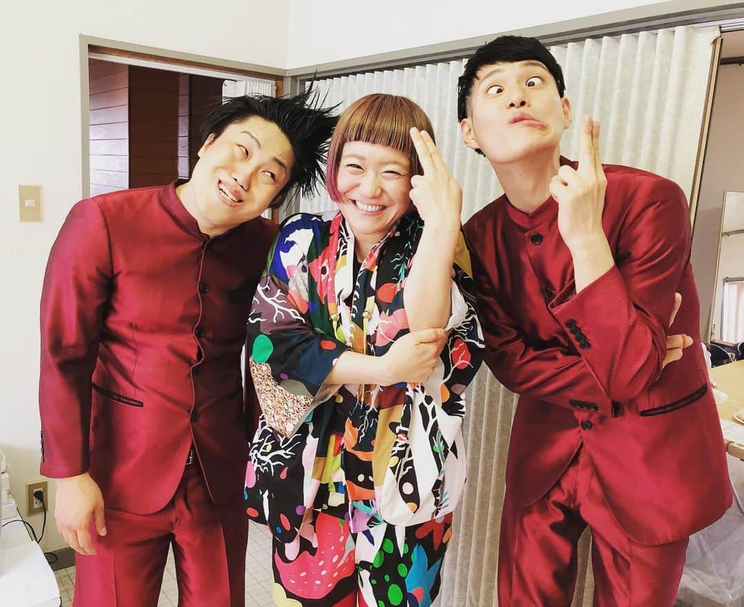 和田美枝のインスタグラム：「女とコウテイ  下田は『シモダ』と読むのか『シモタ』と読むのか？  正解は下田と書いて『エビフライ』って読むらしい🦐www  ズィーーーーーヤ🤞🏻 #神戸医療福祉大学　の学祭 #コウテイ #女と男 #渋い組み合わせ #ありがとうございます #下田と書いてエビフライと読む #ズィーーーーーヤ🤞🏻 #今日でこの2人の虜になった #たまらん #楽屋着いて秒でお弁当食べてた下田」