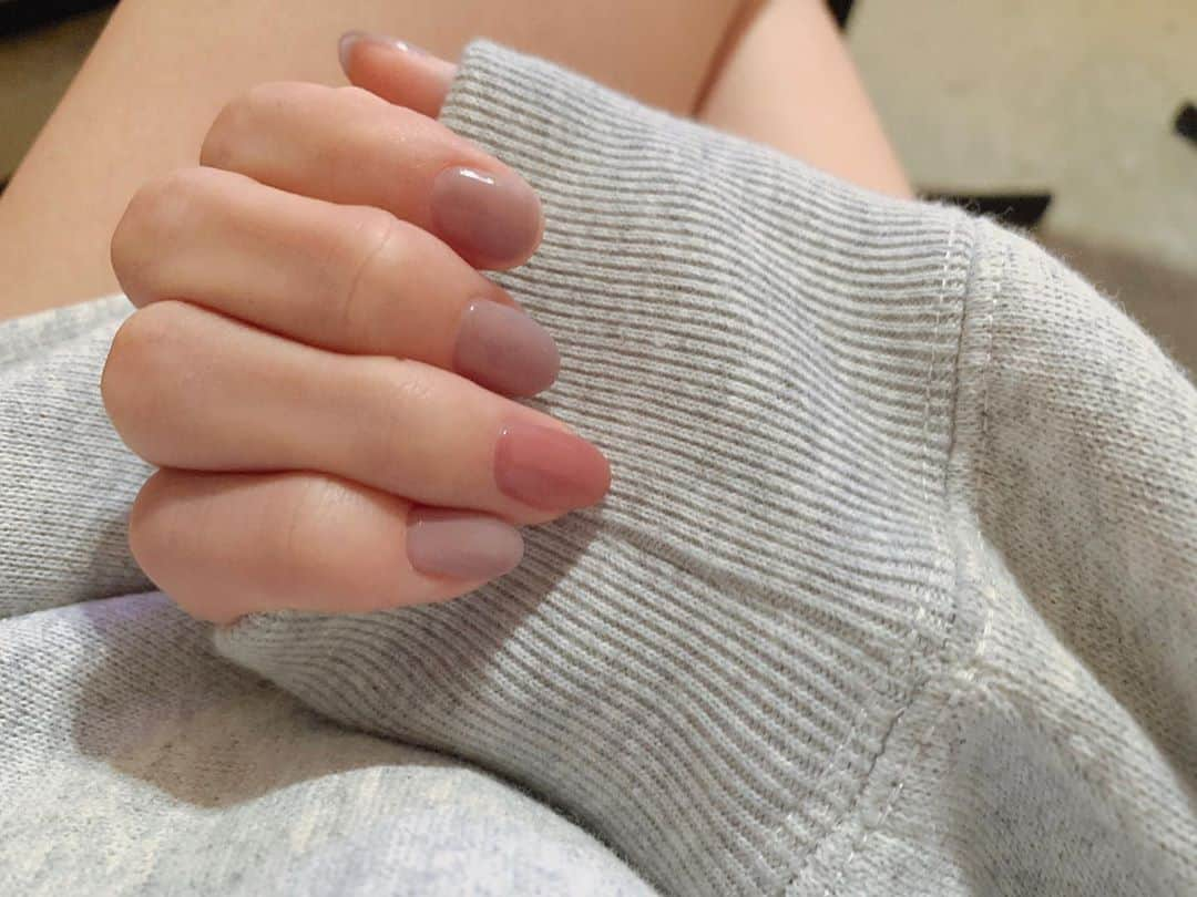 楓さんのインスタグラム写真 - (楓Instagram)「New ネイル💅 ちゅるんちゅるんだけど くすみ色で秋っぽく🍁 左右で色も変えてみました〜!!! お気に入り😚💕」10月26日 14時13分 - kaede_