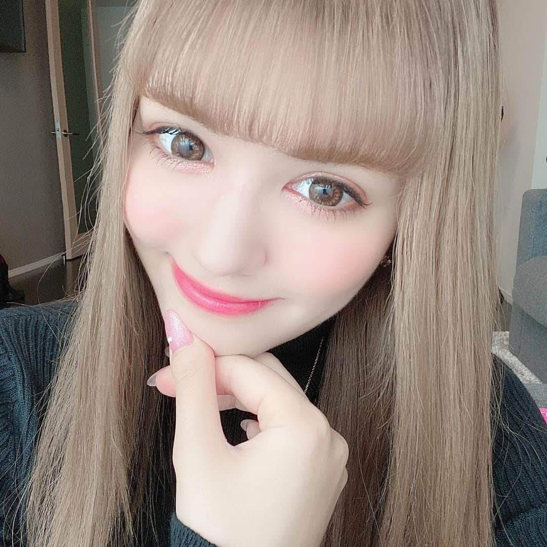 のインスタグラム：「実はこないだ韓国に行った時、帰国前にずっとやりたかった念願のほくろ除去をしてきました！😳♥️ (まだ顔にテープ貼ってるから若干見えてるけどごめんね💦) いつもお世話になってる『iSTAR』さんにお願いしました！ ・ 今回受けたのは、顔4箇所、首2箇所、右手首1箇所、合計7箇所のほくろ除去と、I2PL、白玉点滴を受けました✨ 顔にほくろが多かったのがずっと気になってて、やっと全部取れたのが本当に嬉しくて😭✨ 麻酔をしてからレーザーで焼くんだけど、鼻筋と右手のところは他と比べて少し大きかったので痛かったです💦 でも耐えられる痛さだったので頑張りました😂💕 ・ I2PLはシミ、くすみを飛ばすレーザーで、顔全体のトーンアップをしてもらって、白玉点滴で更に美白効果を高めてもらいました😌✨ ・ どのメニューも本当にやってよかったー😭✨ iSTARさんはクリニックもすごく綺麗で、スタッフさんも皆綺麗でいつも美容トークで盛り上がるの🥰💕 日本語対応のできるスタッフさんが常に横にいてくれるから安心して任せられたよ✨ 江南にあるGLAD LIVE Hotelに入ってるクリニックなので皆さんも是非🥰 また肌が落ち着いたら経過載せます💋 #me #istar #韓国　#韓国美容皮膚科 #韓国美容外科　#さらの美容日記」