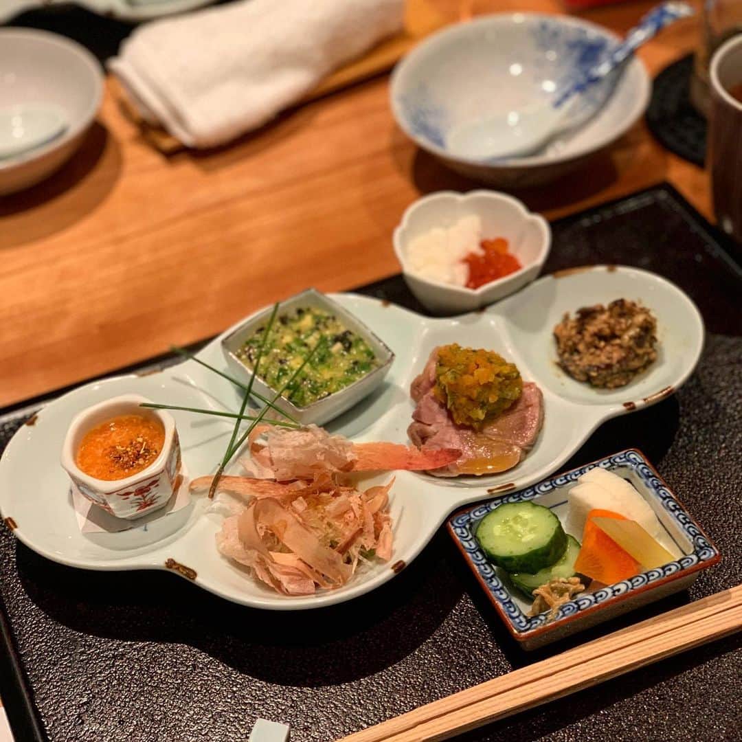 Atsukoさんのインスタグラム写真 - (AtsukoInstagram)「福島県白河市のコシヒカリを食すイベントに参加させて頂きました。 今回伺ったのは広尾にある、日本料理店「分けとく山」さん。 こちらで、白河産コシヒカリの新米を食べさせていただきました。 ･ まずは1枚目。 白河産コシヒカリは可愛いだるまのパッケージとなっています。だるまと言えばおめでたいイメージ。 小さいパッケージのものは、結婚式の引き出物に使われたりもするんだとか。 ちなみに、赤いだるまと白いだるまの中身はおなじですが、黒いだるまがパッケージのものは、なかみがソフト玄米になっています。 ･ 白河産のコシヒカリ、今回初めてたべさせて頂いたのですが、料理長が仰るに新米は1度しか洗わなくてもとても美味しいと。 試食させて頂き、その美味しさを実感しました。 今回はコースで頂き、〆のお食事の際にこちらの白米をご飯のお供と共に頂いたのですが、お供が美味しいのは当たり前ですが、それに負けず劣らずお米も美味しく、最後まで楽しませて頂きました。 ･ ･ そしてイベントのご案内です。 10月26日（土）〜27日（日）の2日間、日本橋ふくしま館MIDETTEで販売会を行いますので、お近くの方は是非一度足を運んでみてください。 https://www.shirakawakoshihikari.jp/ また、ネット注文もやっているので、ストーリーにもURLを貼っておきますので、こちらも興味のある方は是非ご覧になってみてください。 ･ ･ #白河産コシヒカリ #だるまのお米　 #ハレの日にはだるまのお米 #pr」10月26日 14時19分 - sakuracafe001