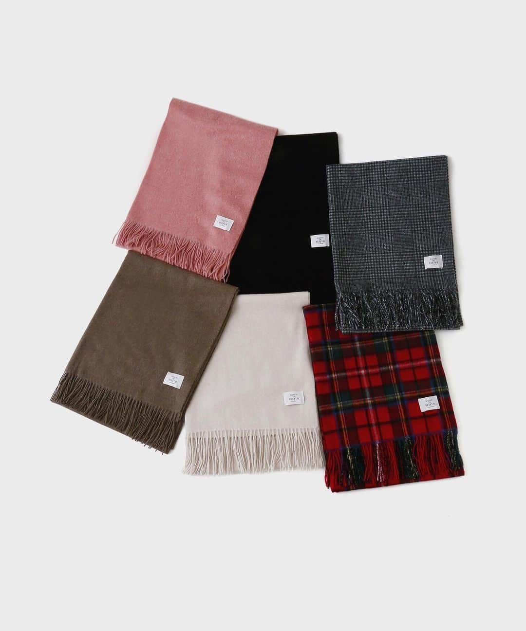 MAISON DE REEFURのインスタグラム：「. 【 NEW 】 ◼️Wool & Cashmere Stole / @maisondereefur . ウールカシミヤの柔らかく滑らかな肌ざわりのストール。 . 大判サイズなので、首周りにボリュームを持たせて巻いたり、広げて肩にかけて羽織ったりと、様々なアレンジを楽しめます。 肌ざわりの良いストールは、ギフトにもおすすめのアイテムです。 . 【 展開店舗 】 ルミネエスト新宿店・博多店・OFFICIAL WEB SHOP・ZOZOTOWN . #maisondereefur #kiosque #new #winter #2019aw #メゾンドリーファー #キオスク #ストール」