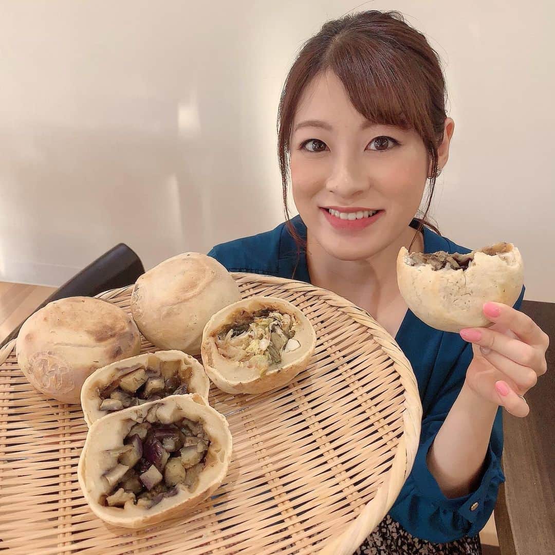 のインスタグラム：「今日のこれダネッ！は、秋の味覚いっぱいの道の駅をご紹介～🙆🏻〇 わたしが頂いたのは、午前中で売り切れるほど人気の巨大おやき！！！ 6時にお会いしましょう◡̈⃝︎⋆︎* ・ #土曜はこれダネッ #道の駅 #秋グルメ #生坂村 #灰焼きお焼き #big #おやき #長野放送 #アナウンサー #小宮山瑞季 #今日のこみぃ」