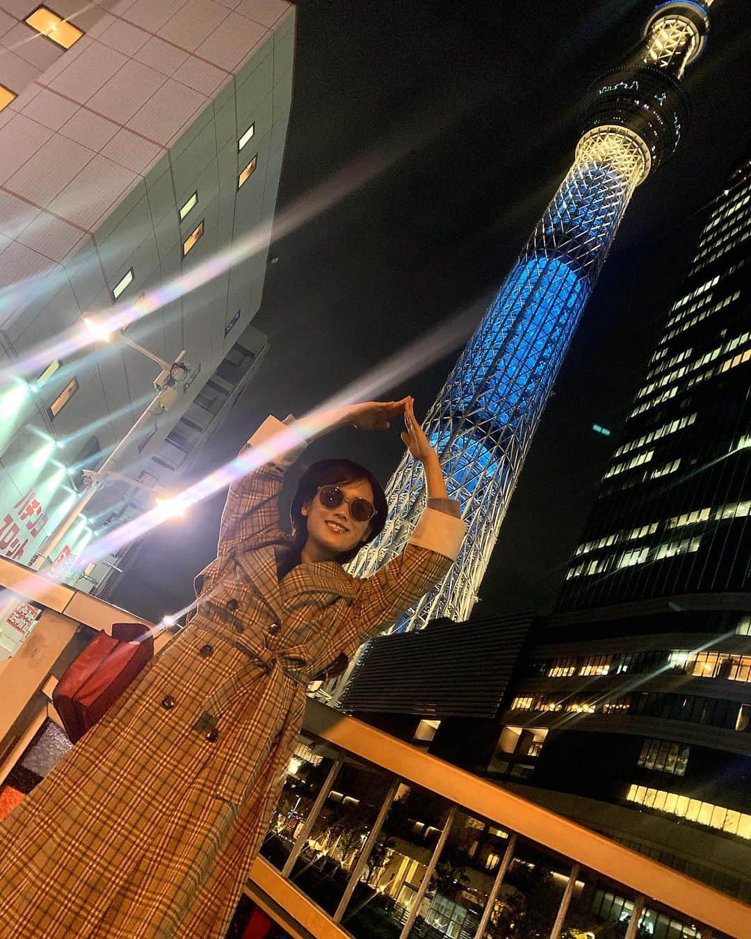 秋山ゆずきのインスタグラム：「. . スカイツリー🗼 ダークネスなウルトラマンを 見に行って来たよ！ いくつになってもウルトラマンみると ワクワクするなぁ！ . . コート🧥は @_ruruofficial_ さんの✨ . . #スカイツリー #ウルトラマン」