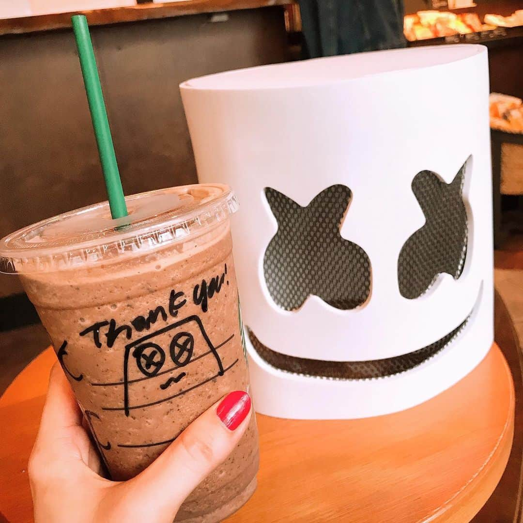 atmmyさんのインスタグラム写真 - (atmmyInstagram)「今日はマシュメロとデートしてる😂❤️ .  #DJマシュメロ #マシュメロ #djmarshmello  #marshmello #ハロウィン #HELLOWEEN #スタバ #starbucks #カップアート  #ダークモカチップフラペチーノ #starbucks  #Fortnite #フォートナイト #オンラインゲーム」10月26日 15時07分 - atmmy