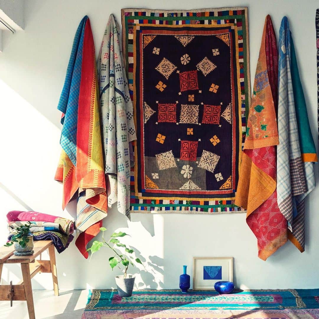 IDÉE／イデーさんのインスタグラム写真 - (IDÉE／イデーInstagram)「手仕事で作られた味わいのあるキルトは、ベッドやソファに掛ける、壁にアートのように飾る、テーブルや床に敷いてお部屋に彩りを与えてくれます。 イデーショップでは「Vintage Ralli Quilt Campaign」 開催中。 お部屋で過ごすことが増えるこれからの季節に。 期間：2019年10月25日（金）～10月31日（木） #IDÉE #IDÉESHOP #idee #ideeshop #interior #interiorcoordinate #イデー #イデーショップ #ライフスタイル #丁寧な暮らし #暮らしを楽しむ  #VintageRalliQuilt #Quilt #キルト #キャンペーン開催中 #期間中 #1点物 #イデーショップオンラインでも」10月26日 15時13分 - lifewithidee