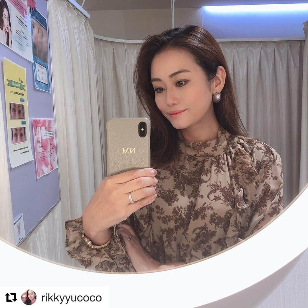 のインスタグラム：「. 大阪院 いつもご来院ありがとうございます ◡̈☆ . .  #Repost @rikkyyucoco ・・・ @yagbeauty_official  YAG BEAUTY 大阪院へ💜 かなり間が空いちゃったけれど💦 4回目の「レーザートーニング」💆🏼‍♀️ お世辞を絶対言わないママ友や、母にも、肌が白く綺麗になってる！って言われたのが凄く嬉しい😃💕 ノーファンデでのお出かけも増えてきたよ🥰 . 施術はわずか15分程✨ ダウンタイムはほとんどなく痛みも少なくて、直後からメイクもできるから、空いた時間にいつでも気軽に治療が出来るのが嬉しい✨ . そういえば私が行った時、お若いカップルさんが来院されていたよ💑 美意識の高いカップルさん💕 時代が違うな☺️ 何だか羨ましかったな🥰 全然話は変わるけど、お目めにリングが映るこの丸いライト(2枚目)、欲しいな😌✨ . 業界初のレーザートーニング専門クリニック🏥💕 @yagbeauty_official  https://www.yag-beauty.jp/  大阪院 0120-968-838 渋谷、新宿、池袋、仙台、神戸、福岡にもあります！ . #YAGBEAUTY #レーザートーニング #RRRマスクパック #RRRSkin #美容 #美容クリニック #スキンケア #美肌 #3児ママ#関西ママ#アラフォーママ#アラフォーコーデ#大人女子#大人カジュアル#きれいめカジュアル#切りっぱなしボブ#お洒落な人と繋がりたい#ママコーデ#秋コーデ#ワンピースコーデ#ladymade #mamafashion#chao_app #mineby3mootd#fashion」