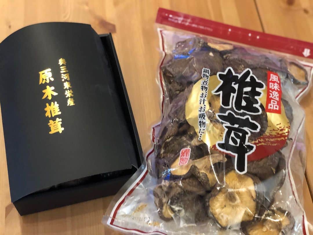 ロシアン佐藤のインスタグラム：「視聴者さんからしいたけが😍❤️❤️❤️ 沢山頂きました、ありがとうございます🥺❤️❤️ 愛知県のしいたけー！！！ 国産のこの干ししいたけ、一体おいくらするんだろうか、だし使って何作ろう🥺❤️❤️❤️ 生椎茸すごくでっかいの入れてくださってました😍  今日焼いて食べよっと☺️❤️」