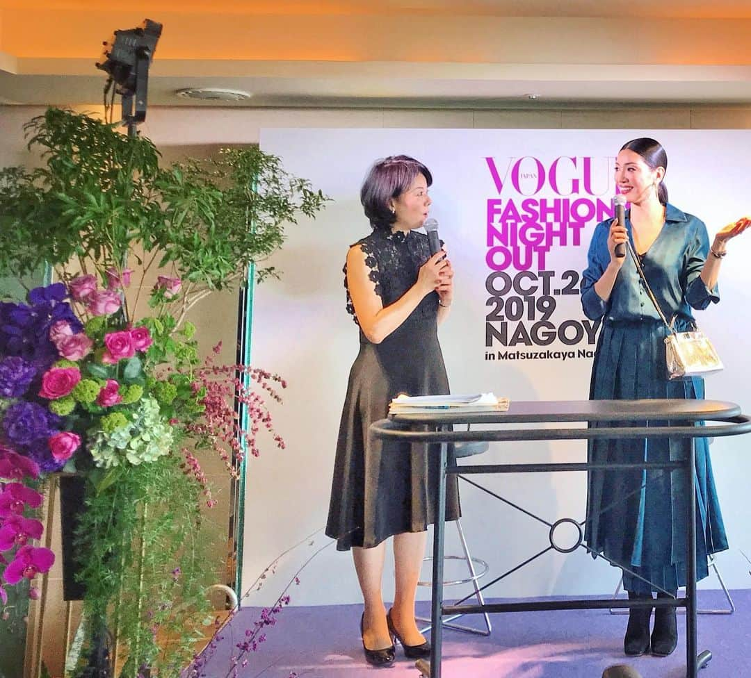 アンミカさんのインスタグラム写真 - (アンミカInstagram)「【VOGUE  FASHION NIGHT OUT 2019 NAGOYA】にて、VIP パーティーのスペシャルゲストトークショー🎤をさせて頂きましたよ☺️ 全身FENDIの新作に身を包み、ファッションやビューティ、ヘルシーな心についてお話させて頂きました❣️ 名古屋の皆様は気さくで華やかで、その笑顔に元気を頂きました😍 今夜は名古屋の方々、ショッピングをお楽しみ下さい。 。 #トーク中パリコレ学を今夜と言い間違えましたが明日でした！ #ディールブルーのFENDIのロゴのセットアップはスカートの不規則なプリーツが歩くと揺れて美しくお気に入り❤️ #FENDIの今年のティールブルーは肌が美しく見える色✨ #シルバーのピーカブーとゴールドの大振りのFマークピアスを合わせて #クラシカル回帰の今秋冬は大振りアクセなど少しロックも取り入れて！ #パリ発の世界中のセレブリティをり魅了するダイヤジュエリー のメシカへ @messikajewelry @matsuzakayangy @vogue @fendi」10月26日 16時17分 - ahnmikaofficial