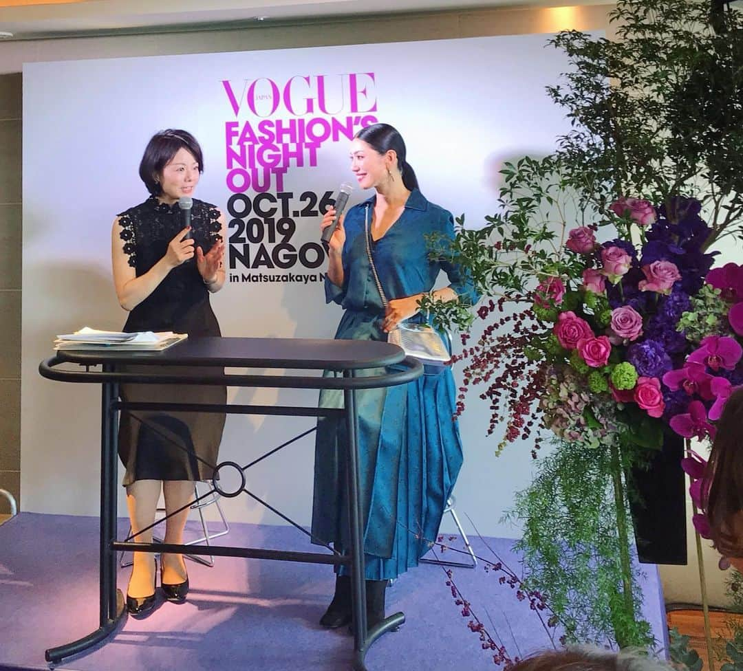 アンミカさんのインスタグラム写真 - (アンミカInstagram)「【VOGUE  FASHION NIGHT OUT 2019 NAGOYA】にて、VIP パーティーのスペシャルゲストトークショー🎤をさせて頂きましたよ☺️ 全身FENDIの新作に身を包み、ファッションやビューティ、ヘルシーな心についてお話させて頂きました❣️ 名古屋の皆様は気さくで華やかで、その笑顔に元気を頂きました😍 今夜は名古屋の方々、ショッピングをお楽しみ下さい。 。 #トーク中パリコレ学を今夜と言い間違えましたが明日でした！ #ディールブルーのFENDIのロゴのセットアップはスカートの不規則なプリーツが歩くと揺れて美しくお気に入り❤️ #FENDIの今年のティールブルーは肌が美しく見える色✨ #シルバーのピーカブーとゴールドの大振りのFマークピアスを合わせて #クラシカル回帰の今秋冬は大振りアクセなど少しロックも取り入れて！ #パリ発の世界中のセレブリティをり魅了するダイヤジュエリー のメシカへ @messikajewelry @matsuzakayangy @vogue @fendi」10月26日 16時17分 - ahnmikaofficial