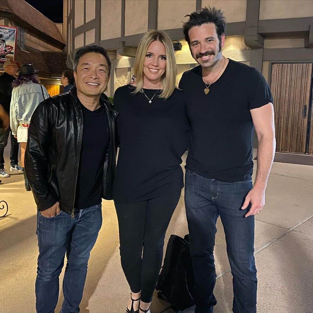 のインスタグラム：「Been a fan of @jimlee’s art for so long and then doubly so since getting to meet him years ago at the end of Season 1 of #Arrow (might have let him in on a certain spoiler 😂). So happy to have him, @joke2far_cml & their friends/fam at @almostfamousbwy tonight! Just a couple of #StLouis kids that did alright」