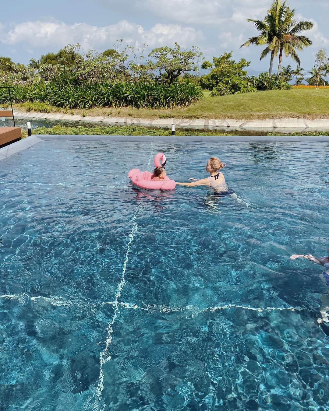 目見田早弥子のインスタグラム：「| 🍦 まだまだ沖縄旅行のこと。 ホテルのプールは人が少なくてのびのびできました。 プールが大好きな娘は ほっといたら永遠入ってそうなくらい楽しんでました🌼」