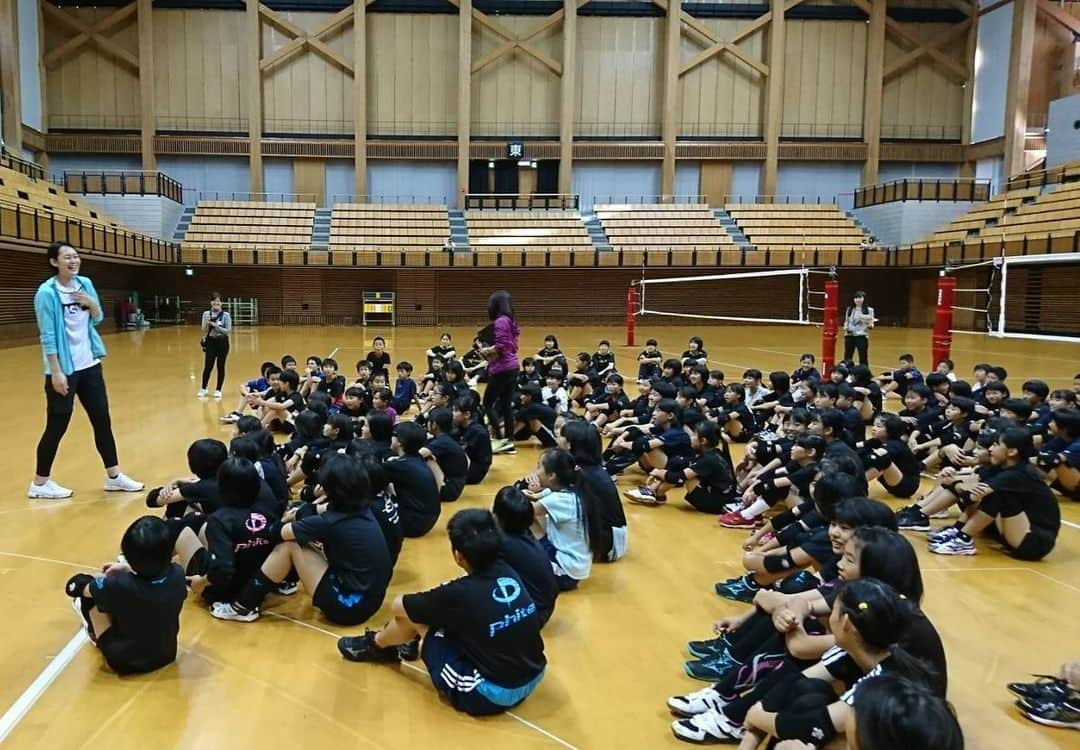 大山加奈さんのインスタグラム写真 - (大山加奈Instagram)「. . 本日は毎年お世話になっている 丸大食品さま×株式会社フジさまの バレーボール教室でした‼︎ . . 愛媛県の130人のこどもたちと あっという間の楽しい時間を 過ごすことができました‼︎ . . 今日参加してくれたこどもたちは とにかく積極的‼︎ 質問タイムもたくさん手が上がりましたし 練習中もこちらの問いかけに 答えがどんどん返ってきます‼︎ 素晴らしい‼︎‼︎ 普段から指導者の方たちが そういった環境を作ってくださるのだなと 嬉しくなりました‼︎ 普段怒られながら プレーしているこどもたちは なかなか自分から 発言しようとはしませんから… こどもたちがたくさん発言してくれたり のびのびプレーしている姿をみると 心からほっとします。。。 . . 丸大食品さま 株式会社フジさま 愛媛県バレーボール協会さま ありがとうございました‼︎ . . そして参加してくれたみなさん お手伝いしてくださった CLUB EHIMEのみなさん ありがとうございました😊‼︎ . . #丸大食品 #株式会社フジ #フジ #バレーボール教室 #愛媛県 #松山市 #愛媛県武道館」10月26日 16時18分 - kanaoyama0619