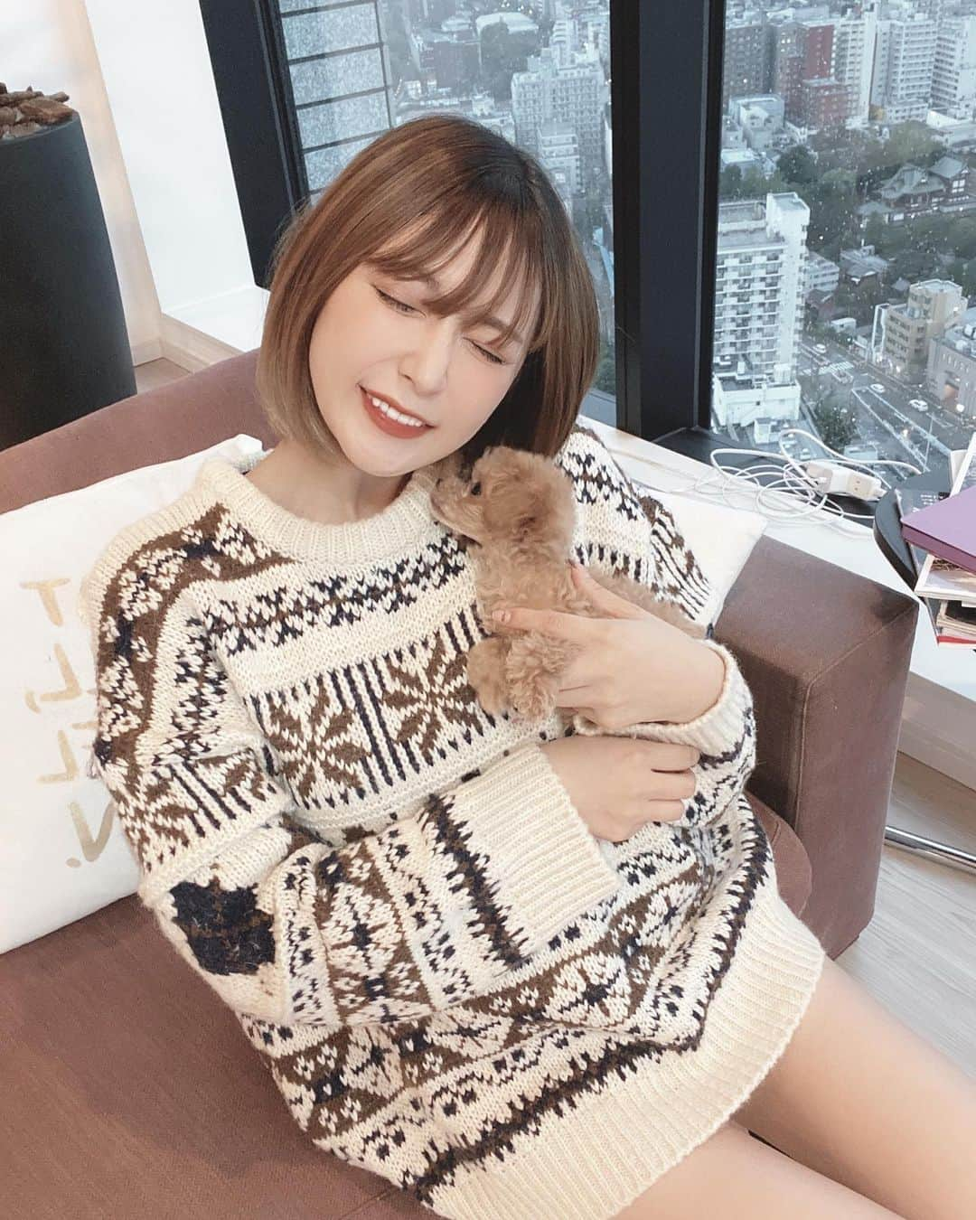 仲村美香さんのインスタグラム写真 - (仲村美香Instagram)「Grammyちゃん💕 2枚目、噛んどる噛んどる。笑笑 歯が痒いみたいで何でも噛んじゃうから おもちゃ買ったんだけど 私を噛む。笑 ・ ・ 今はトイレを覚えさせるために 夫婦で格闘しております。笑 ・ ・ ・ Knitは　@marque_official で発売中だよー💕 Knit:7,900yen♡ Grammyに合う洋服にしようと思って これにしたー🤣❤️ 初2ショット♡♡♡ ・ ・ ・ ・ #dog#トイプードル#ティーカップトイプードル#犬#🐶#犬すたぐらむ #可愛すぎる#わんこ#わんこのいる生活 #poodle#いぬすたぐらむ#ティーカッププードル#coordinate#ootd#outfit#fashion#blogger#japan#marque#marqueofficial#marqueimport#マルク#毎日コーデ#コーデ#ファッション」10月26日 16時23分 - mikapu0519