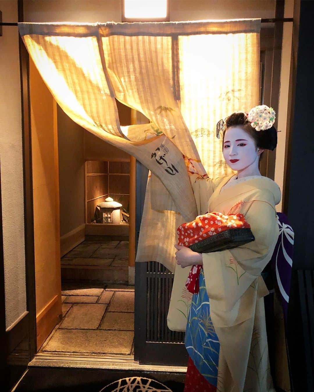 乾雅人さんのインスタグラム写真 - (乾雅人Instagram)「京都祇園の夜。 LOTO6のCMに出演した舞妓さん 梅ひなちゃんとご一緒しました。 #kyotojapan #maiko」10月26日 16時27分 - inuimasato