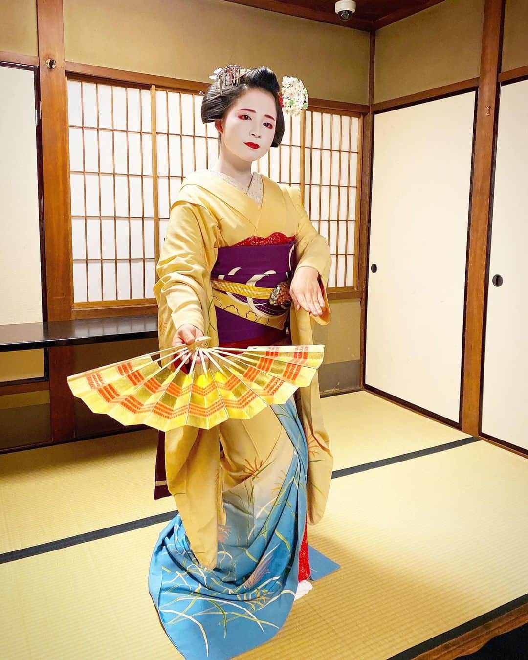 乾雅人のインスタグラム：「京都祇園の夜。 LOTO6のCMに出演した舞妓さん 梅ひなちゃんとご一緒しました。 #kyotojapan #maiko」