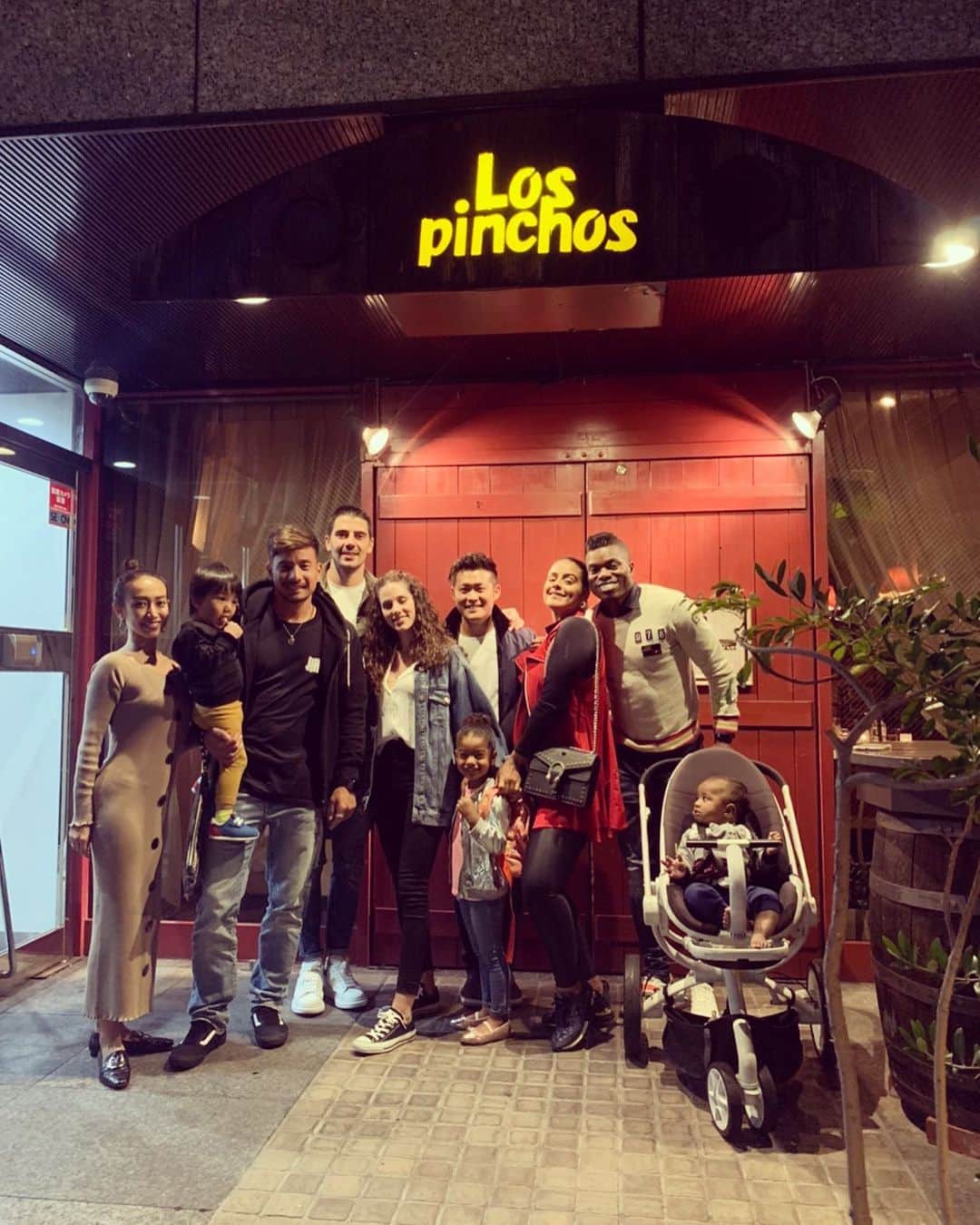 松田力のインスタグラム：「セランテスfamilyとミコルタfamilyとご飯行きました🥘🇪🇸 最高に美味しかったです❗️ #ロスピンチョス #松田力 #セランテス #ミコルタ #ファミリー #family #familyphoto #lospinchos #スペイン料理 #スペイン #spain」