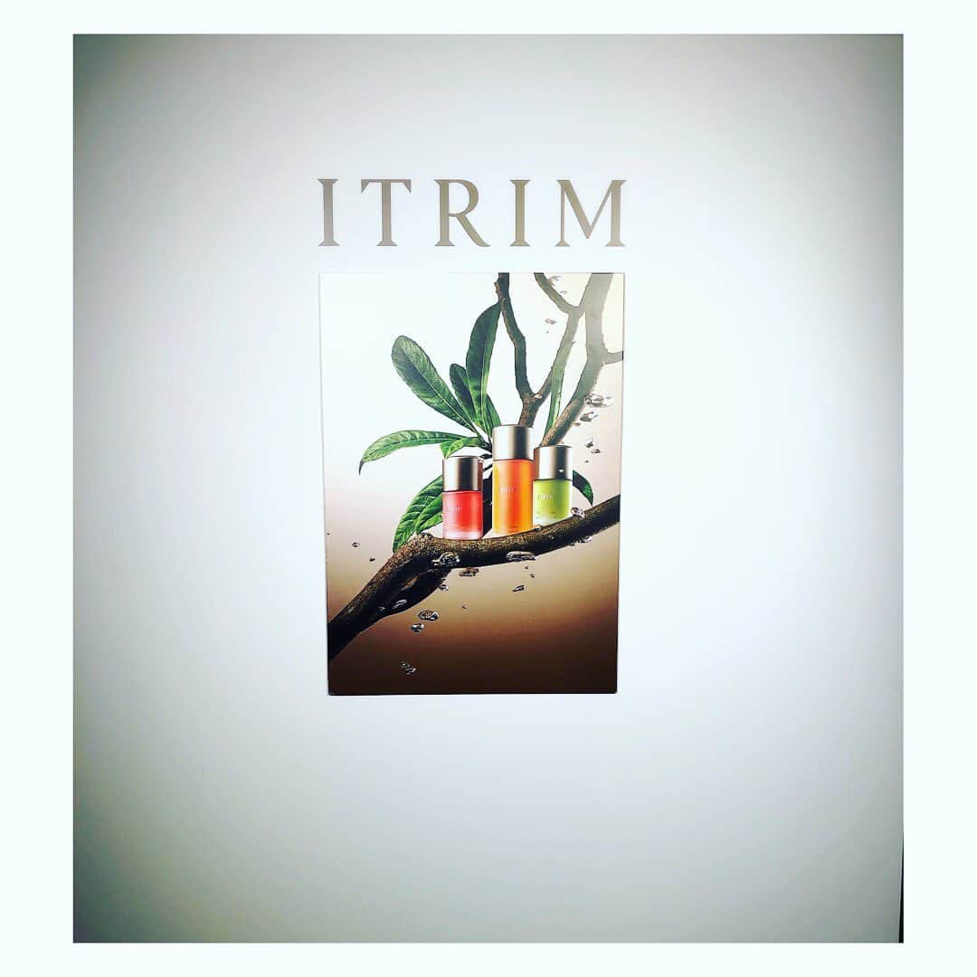望月理恵さんのインスタグラム写真 - (望月理恵Instagram)「「ITRIM secret salon」 (イトリン　 シークレット　サロン) に行ってきました。  オーガニックの素材を 贅沢に使った、 プレミアム エイジング ケア！ 私に今必要なもの！w  今年9月に発表された3つのトリートメントオイルが いいんですよ。 エイジングケアにオイルが必要なんですよね〜。 #itrim #イトリン#itrim1周年#skincare #エイジングケア #顔と髪と体のオイル #エイジングケア #いろいろ焦ってます #でも若い時より効果がわかる気がして、楽しいです。」10月26日 16時40分 - mochiee28