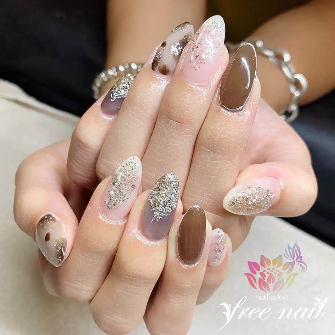 free nail フリーネイルのインスタグラム：「. お客様ネイル💅🏻🍇✨ . ホワイトべっ甲ネイル💗✨ . 秋冬人気のべっ甲ネイル🌝✨ . ご来店ありがとうございました🙇🏻‍♀️🙇🏻‍♀️🙇🏻‍♀️💗 . #ネイル #フリーネイル #ネイルアート #ジェルネイル #ネイルサロン #大阪ネイルサロン #ネイルデザイン #ネイルチェンジ #べっ甲ネイル #ニュアンスネイル #ラメグラ #グリッターネイル #ブラウンネイル #グレーネイル #デザインネイル #トレンドネイル #ロングネイル #秋ネイル #美甲 #日式美甲 #日式美甲胶  #日本美甲师 #日本美甲老师  #美甲上课 #日本胶 #autumnnails #nailsart #nailsdid #newnails #freenail」