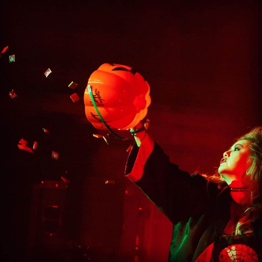 のインスタグラム：「明日の福岡は大千秋楽。今年3月からスタートしたWONDERFUL MEMORIES TOUR の集大成。  これは高崎でのライブ写真ですが、この瞬間を激写‼️すごい❣️ 実はメンバー全員のサイン入り。 明日、福岡でいったいどーなるのかな。 YEAH💕ハロウィン🎃  Photo by moo  #201910226 #10月27日福岡電気ビルみらいホール #ワンダフルメモリーズツアファイナル　#wonderfulmemoriestourfinal  #詳細はオフィシャルサイトpersonznet #personz  #jillpersonz @jillpersonz photobymoo」