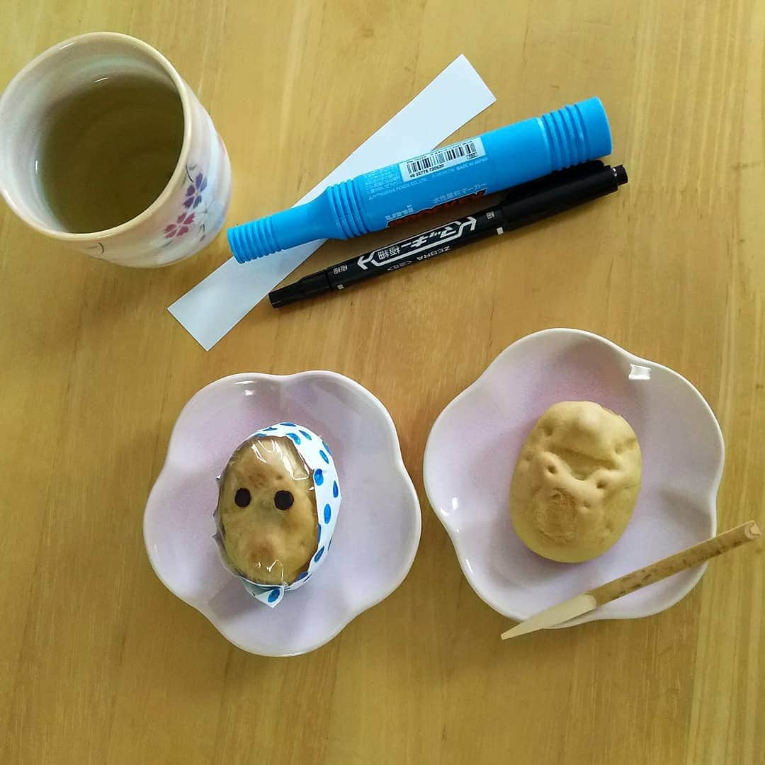 sweet_strawberryさんのインスタグラム写真 - (sweet_strawberryInstagram)「右の【鹿型の饅頭】を【#どじょう掬い饅頭 】に変身させた🍵 🦌奈良のお土産で貰った【小鹿物語】っていうお饅頭を、(個包装にギュッとされてそんなに鹿っぽくなかったけど)、 島根県の【どじょう掬い饅頭】｢#ひょっとこ ｣に工作してみた✏️ 🐤ひよ子饅頭ほど、頭の部分が突き出てなくて、平面っぽかったけど、皮もなめらかでミルク黄身餡で美味しかった🦌 #お土産#頂き物#お茶請け #奈良土産#なんちゃって#変身#島根土産#島根#ひょっとこ饅頭#和菓子#饅頭#お茶の時間 #豆絞り#ほっかむり」10月26日 17時00分 - sweet_strawberry