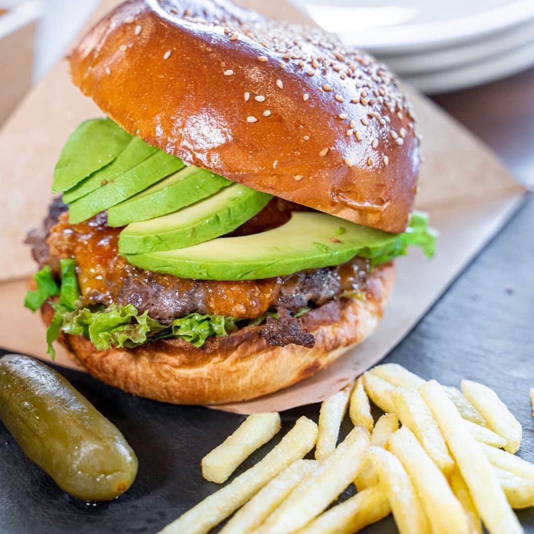 のインスタグラム：「「MEAT RUBSバーガー」 「今日はがっつりお肉が食べたい🍖！」そんな気分のとき、みなさんはどんなお店に行きますか？ やっぱり選択肢として多いのは焼肉でしょうか・・？🥩🔥 . そんなときの選択肢の一つに、ナゴレコからこちらのお店を提案させてください👏 伏見のダイニングバー、MEAT RUBS （ミートラブズ）さんです🍴🗽🇺🇸 . 牛や豚はもちろんのこと、たくさんの種類のお肉を一度に食べ比べることができる本格アメリカンBBQを提供されています🍖🔥🍴 . なんと、お肉によっては10時間もかけてスモークするものもあるんだとか😳💨 . 写真1枚目は看板メニューの一つでお店の名前を冠したハンバーガー🍔 こちらもオススメなのですが、ミートラブズさんに行ったら是非味わっていただきたいのはスライドして3枚目の「PIT SOMOKE BBQ – COMBO PLATE – 5種」です🙌💯 . 複数のお肉メニューから、自分好みのBBQプレートを作ることができます！ 編集部ではスペアリブ、ブリスケット、プルドポーク、そして自家製ソーセージにラムチョップをチョイス🤳✨ . それぞれのお肉がその魅力を十二分に引き出されたBBQスタイルでいただくことができます🇺🇸🍴 薪でスモークされたお肉はとっても香り高いですよ〜🤔💯 . そしてデザートには、生地から全て店内仕込みの「チェリーパイ」をいただきました🙌 こちらもアメリカンなテイストで、甘めに仕上げられた〆にぴったりなデザート🤤 . ミートラブズさんはダイワロイヤルホテルD･CITY名古屋納屋橋さんの１Fにありますよ👏⭕️ . #ミートラブズ #ナゴレコ #PR」