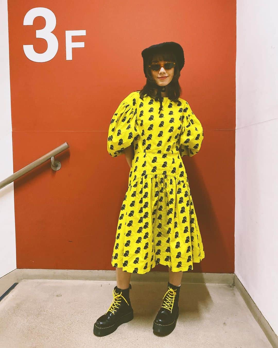 仲里依紗のインスタグラム：「お誕生日に着てた 黒猫のワンピース🖤💛🖤💛🖤 @ashleywilliamslondon . . @sister_tokyo で買いました❣️ . お誕生日とか特別な日とかは はりきって女子な服着たくなる🥰 お洋服楽しい〜 あぁ幸せ😍 . #靴紐ほどけてるの #キツネさん教えてよね😂」