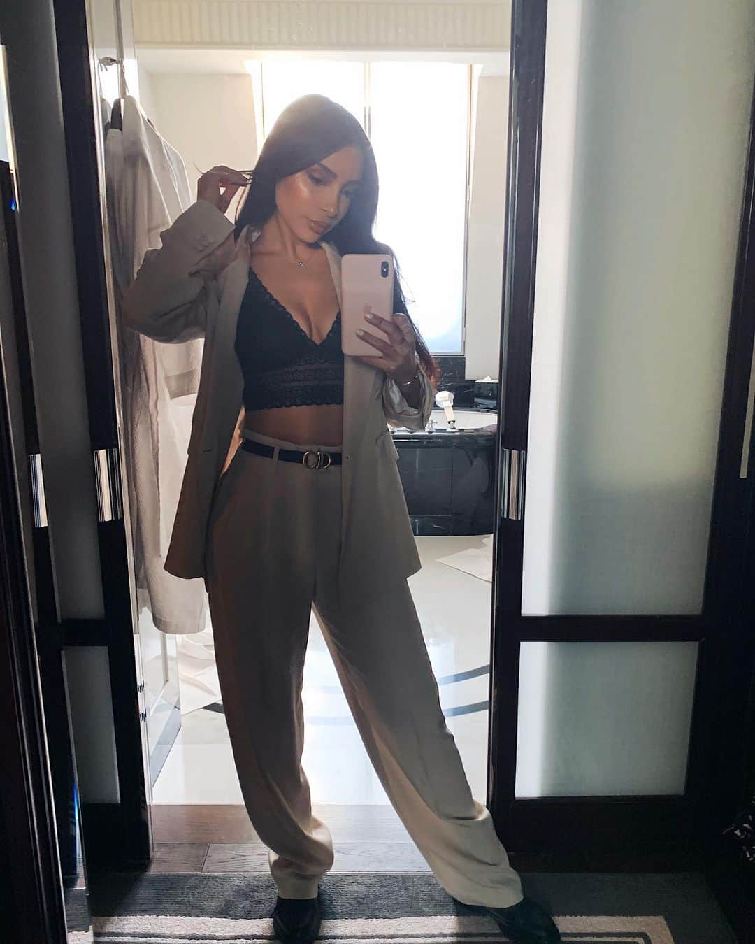 sananasのインスタグラム：「Happy weekend mes ananas 💚Quoi de prévu de votre côté ? Moi c’est rangement/ménage et ensuite anniversaire de ma nièce 😍Et peut-être ciné ce soir ! Vous avez des films à me recommander ?  Love u 😘 PS : Je vous ai posté une vidéo où j’essaie 10 déguisements les mieux notés d’Amazon ! Le lien est dans la bio 😂」