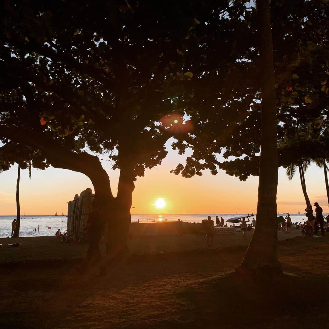 間瀬ゆきさんのインスタグラム写真 - (間瀬ゆきInstagram)「久しぶりに夕日を見にビーチへ💙  ワイキキビーチでも夕日が海に沈むのが見れるし、 日の入りも17時台だし、 どんどん冬になっていってるんだなぁ。  まだまだ昼間は暑いけど、 朝晩は少しずつ涼しくなってきたよ。  #hawaii #hawaiilife #luckywelivehawaii #maseyukihawaii #ハワイ」10月26日 16時59分 - maseyuki