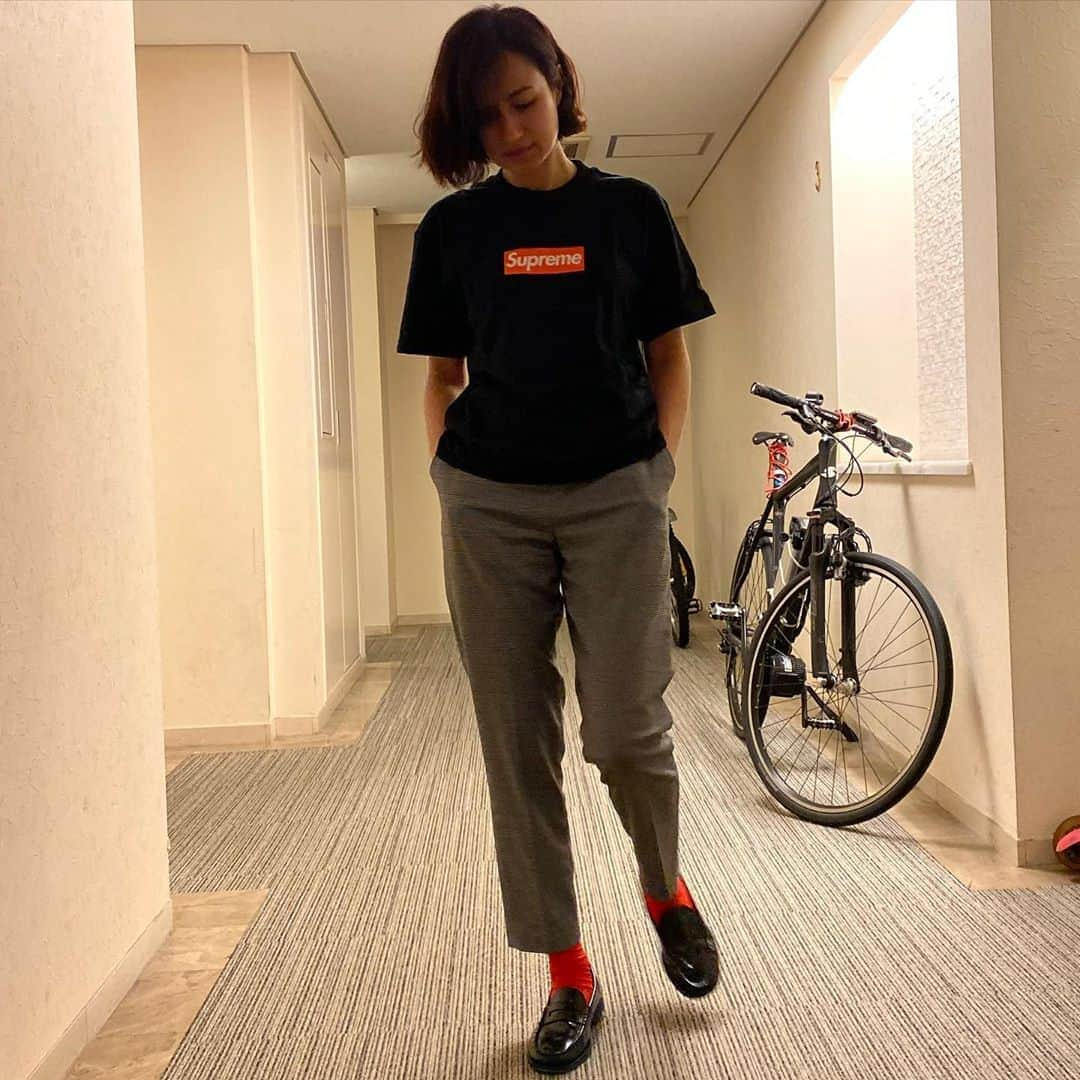 佐田真由美さんのインスタグラム写真 - (佐田真由美Instagram)「ロゴの色可愛い❣️ @supremenewyork  ユニクロのパンツは毎日履いてるw 髪はいつもの如くボサボサ。自分でアレンジできない😭」10月26日 17時15分 - sadamayumi