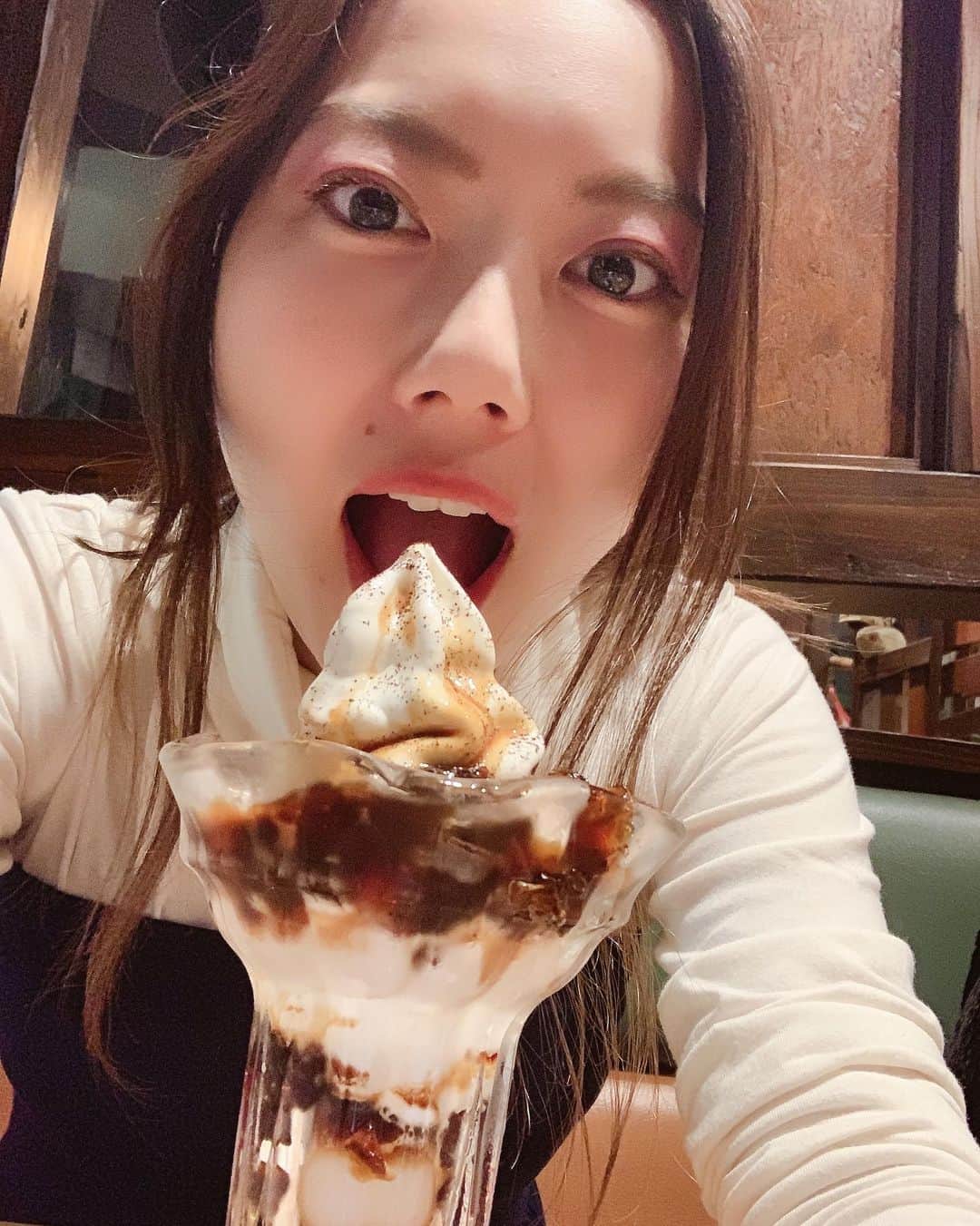 志村玲那さんのインスタグラム写真 - (志村玲那Instagram)「#コーヒーゼリーパフェ☕️ #めっちゃおいしい🌈 #糖分ないと元気でない人なので幸せでした！ #チョコレートとか大好き❤️❤️ #みんなも幸せな食べ物ってあるよね🍒 #すきなものはすきなだけたべようー🎃🎃」10月26日 17時15分 - rena_shimura