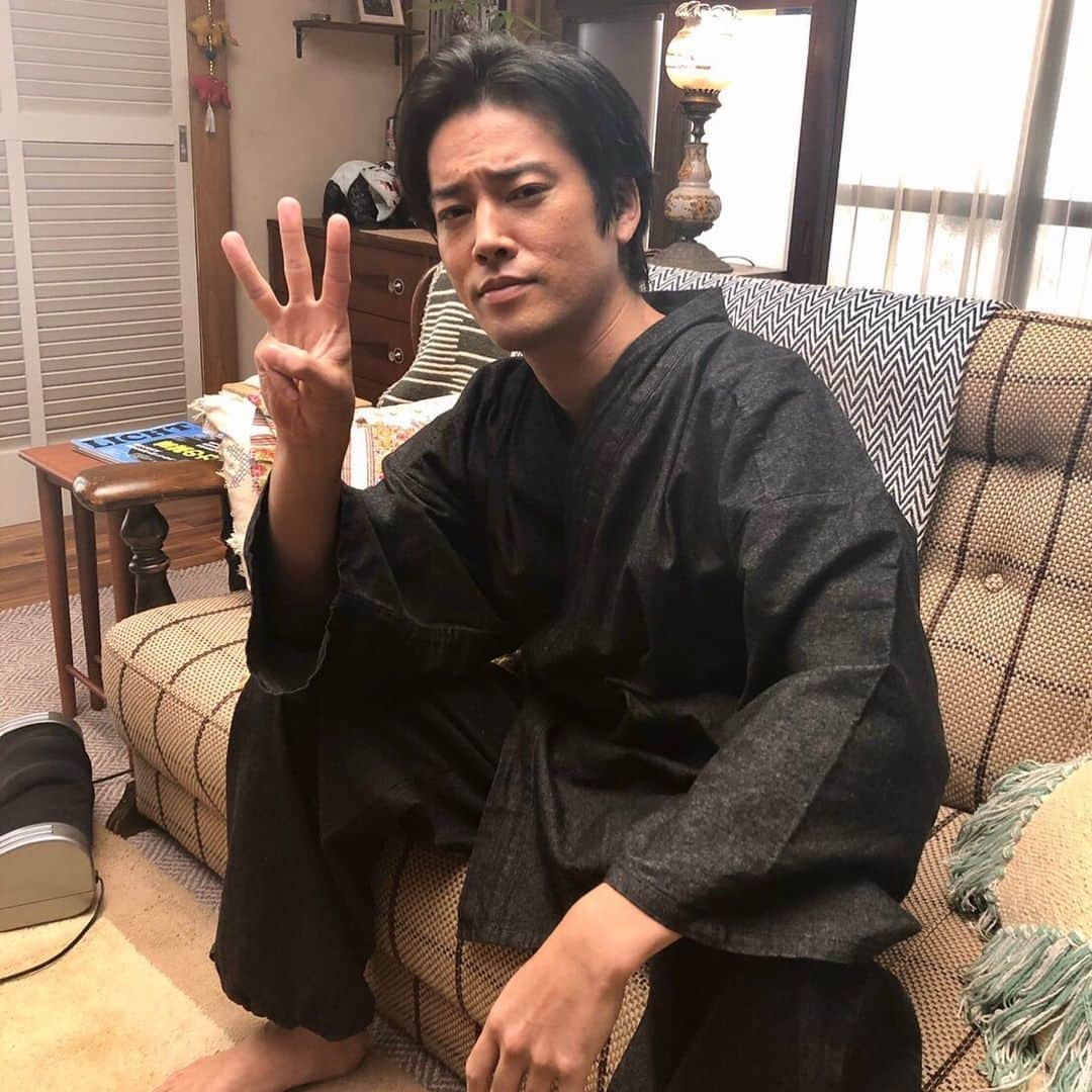 4分間のマリーゴールド【公式】さんのインスタグラム写真 - (4分間のマリーゴールド【公式】Instagram)「#廉✍️ 第3話観てくれてありがとうな‼️ どうだったかな👀❓ それにしてもアノ日はすげぇ雨だったわ🤣🤣☔️ まさかみことと沙羅がそんなことになってたとはな！ 来週は俺が家長としてビシッとキメるからな！ その前にまだ第3話を観てない方は #tver や #パラビ でチェックしてな👍 もちろん観てくれた方も何度でも👍👍 * #作務衣が似合っちゃう花巻家🏠 #4分間のマリーゴールド #よんまり #第4話は11月1日金曜よる10時 #桐谷健太 #tbs」10月26日 17時27分 - 4mari_tbs