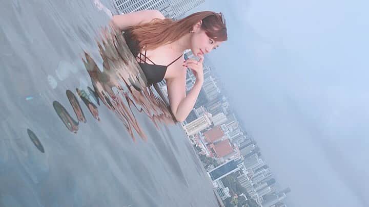 時田愛梨さんのインスタグラム写真 - (時田愛梨Instagram)「Excellent pooooool👙💕 #singapore #marinabaysands #marinabaysandpool #greatview #excellent #funtastic #beautiful #nearthesky #hightower #hotel #pool #bestpool #poolmorning #blackswimwear  #引きの写真 #ほんとに素晴らしい #プール #早起きも頑張れちゃう #朝プール #マリーナベイサンズ #いい眺め #空が近い #たぶんすごい紫外線  #1枚目の写真 #たぶんそういう題名 #そこ？ #時間止まって欲しかった #泳いでる人はいません #笑 #動画」10月26日 17時23分 - eri_tokita