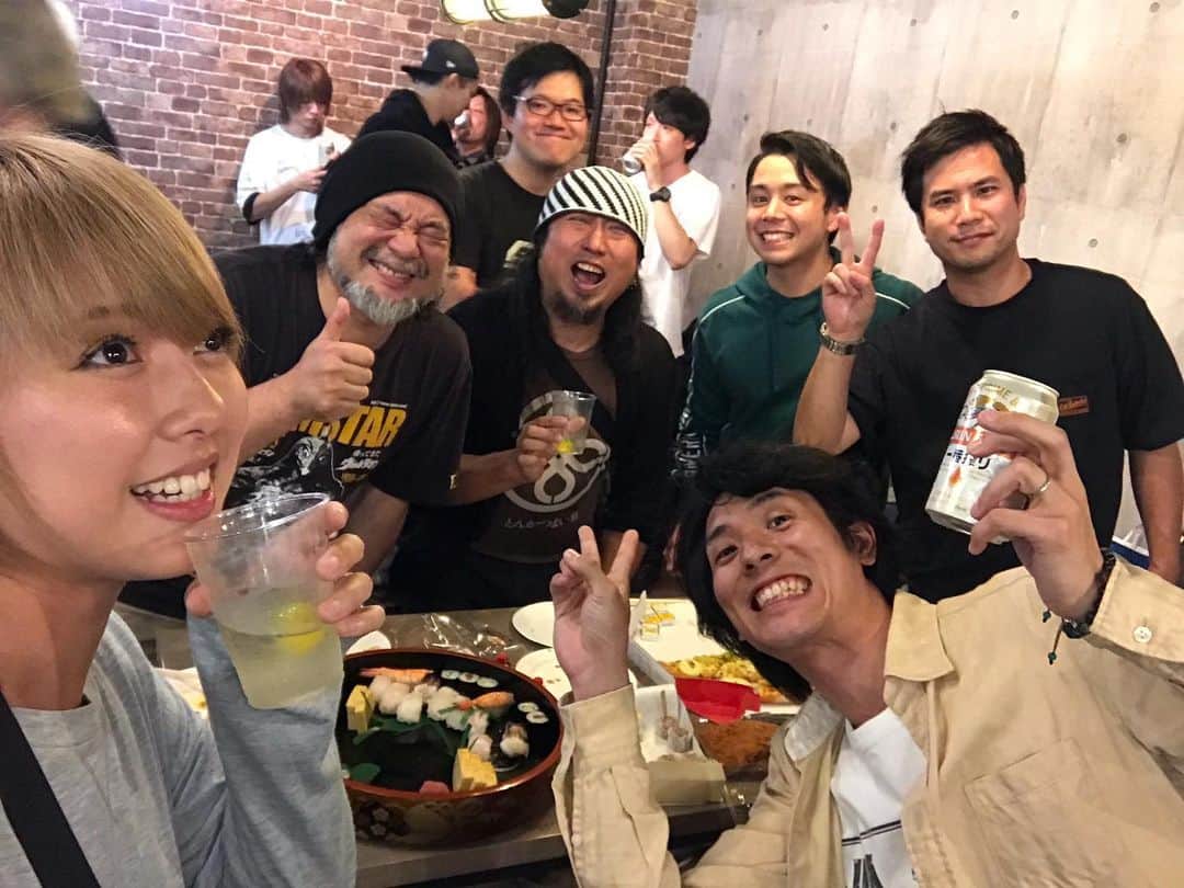 のインスタグラム：「昨日は青木せんせーが普段お世話になっているCOMBAT GUITAR本社改装お披露目会に行ってまいりました☺️ COMBAT愛用の素晴らしいミュージシャンの大先輩方とお話をさせていただき、大変刺激的な夜になりました❗️」