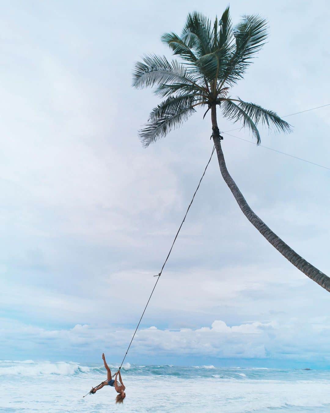 Zanna Van Dijkさんのインスタグラム写真 - (Zanna Van DijkInstagram)「Swinging into the weekend like 💃🌴 Swipe to watch a video of this slightly tetchy palm tree swing! Tag a friend who would give it a go! 👫❤️ #ropeswing #palmtree #islandlife #srilanka #unawatuna #weligama #exploremore #travelblogger #oceangirl」10月26日 17時23分 - zannavandijk