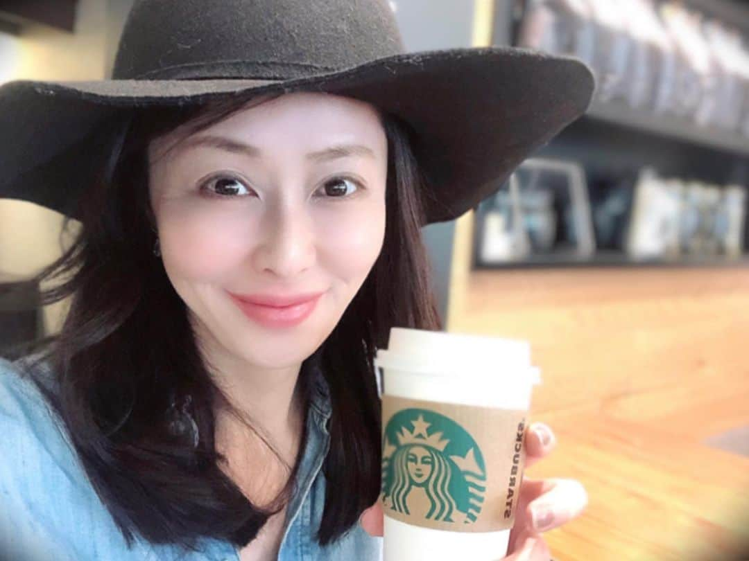 藤井美加子さんのインスタグラム写真 - (藤井美加子Instagram)「☆ダイエット三日目﻿ ﻿ 今回私は一週間『糖質カット 炭水化物抜き』﻿のダイエットしています。 目標は一週間で−2.5Kg﻿ 三日目の今朝、−2Kgでした。﻿ ここでチョロい!!😜と油断すると直ぐ戻るだけではなく、返ってリバウンドしますからね！！﻿ ﻿ Today's English lesson is at Starbucks.﻿ 私は今、毎日英会話レッスンを受けていますが﻿指定されたのがスタバ🤭﻿ 飲み物も細かくチェックして注文したよ。﻿ ﻿ 知ってた？スタバの豆乳は「調整豆乳」なの﻿ という事は砂糖が含まれているって訳。﻿ 糖質カットしてる私が豆乳にするのは返って地獄。﻿『無脂肪ミルク&シロップ抜き』のほうじ茶ティーラテにしたよ。 完璧🙌🙋‍♀️油断するな‼️﻿ ﻿ ﻿ #ダイエット#糖質制限#炭水化物抜き#美肌食マイスター#アンチエイジングアドバイザー#美肌エキスパート#女優#美容#予防医学#健康#美肌先生#美肌食#美肌生活#美活#美しく生きる#三木美加子﻿#スターバックス#スタバ#無脂肪ミルク#シロップ抜き#ほうじ茶ティーラテ﻿」10月26日 17時45分 - mikako_miki